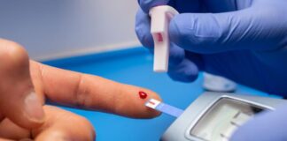 Symptomy i przyczyny niskiego poziomu cukru we krwi