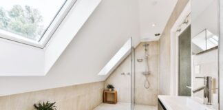 Najlepsze pomysły na łazienki pod skosami na poddaszu - zobacz galerię zdjęć