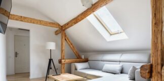 Wystrój poddasza z drewnem - innowacyjny pomysł na przytulne wnętrze. Jak zaaranżować przestrzeń na poddaszu z wykorzystaniem drewna?