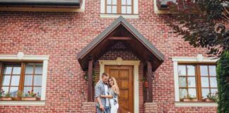 Jak zrobić opaskę z kostki wokół domu i jaka powinna być jej szerokość? Zainspiruj się!