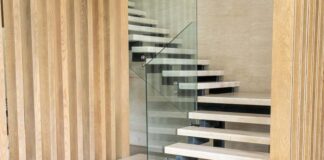 Wybór aranżacji schodów azurowych wewnątrz domu