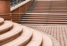 Innowacyjne rozwiązania schodów w obiektach użyteczności publicznej - nowatorskie konstrukcje schodów idealne do zastosowania tam, gdzie miejsce jest ograniczone.