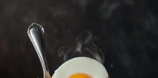 Jak przygotować jajko w koszulce bez octu w kilku prostych krokach