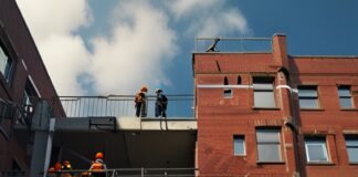 Bohaterski czyn mężczyzny, który złapał dziecko spadające z balkonu w Wietnamie