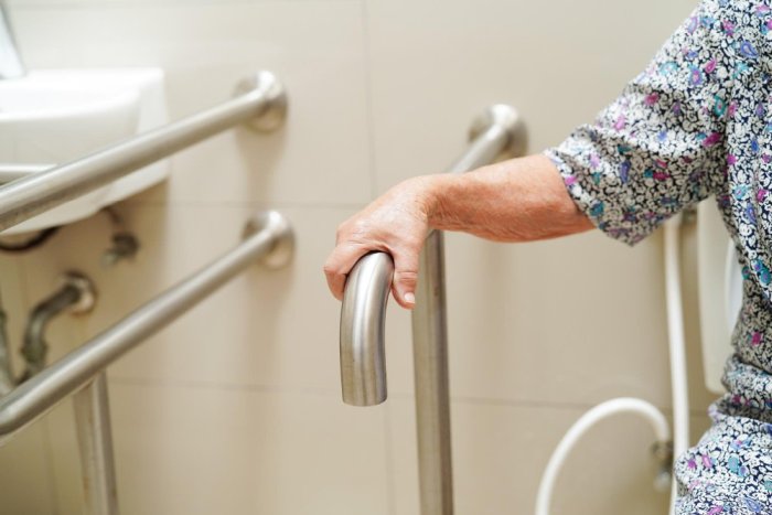 poręcze dla niepełnosprawnych 3 Ergonomiczne rozmieszczenie poręczy w strefie WC i prysznica